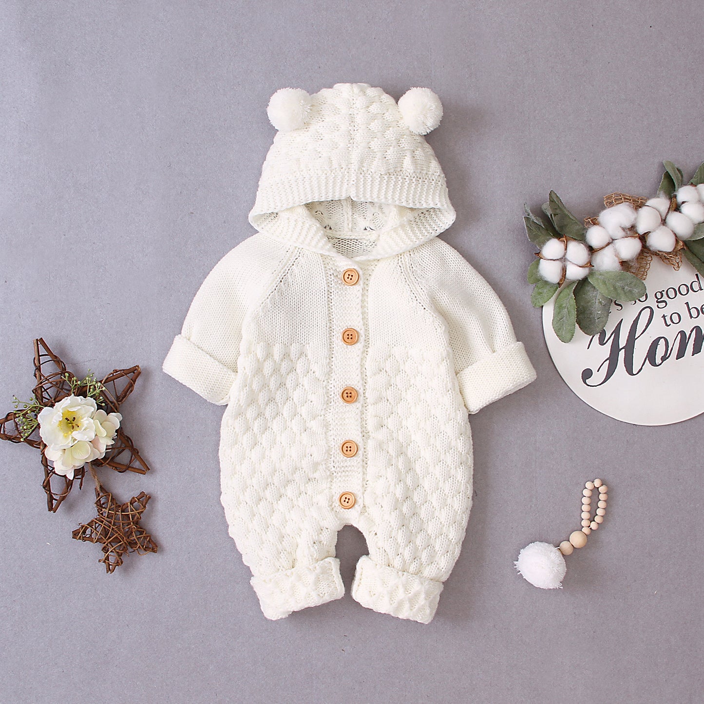 Combinaison-grenouillère bébé à capuche tricotée et boutonnée