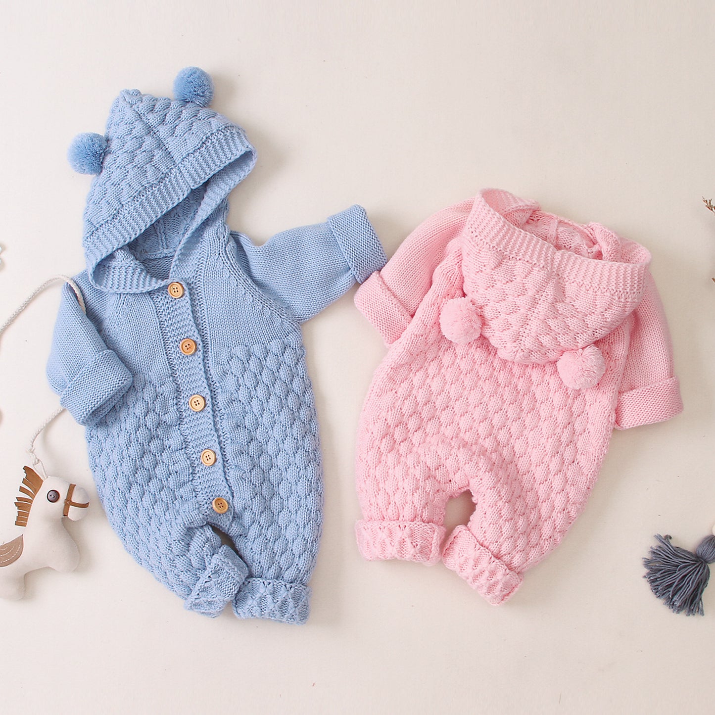 Combinaison-grenouillère bébé à capuche tricotée et boutonnée