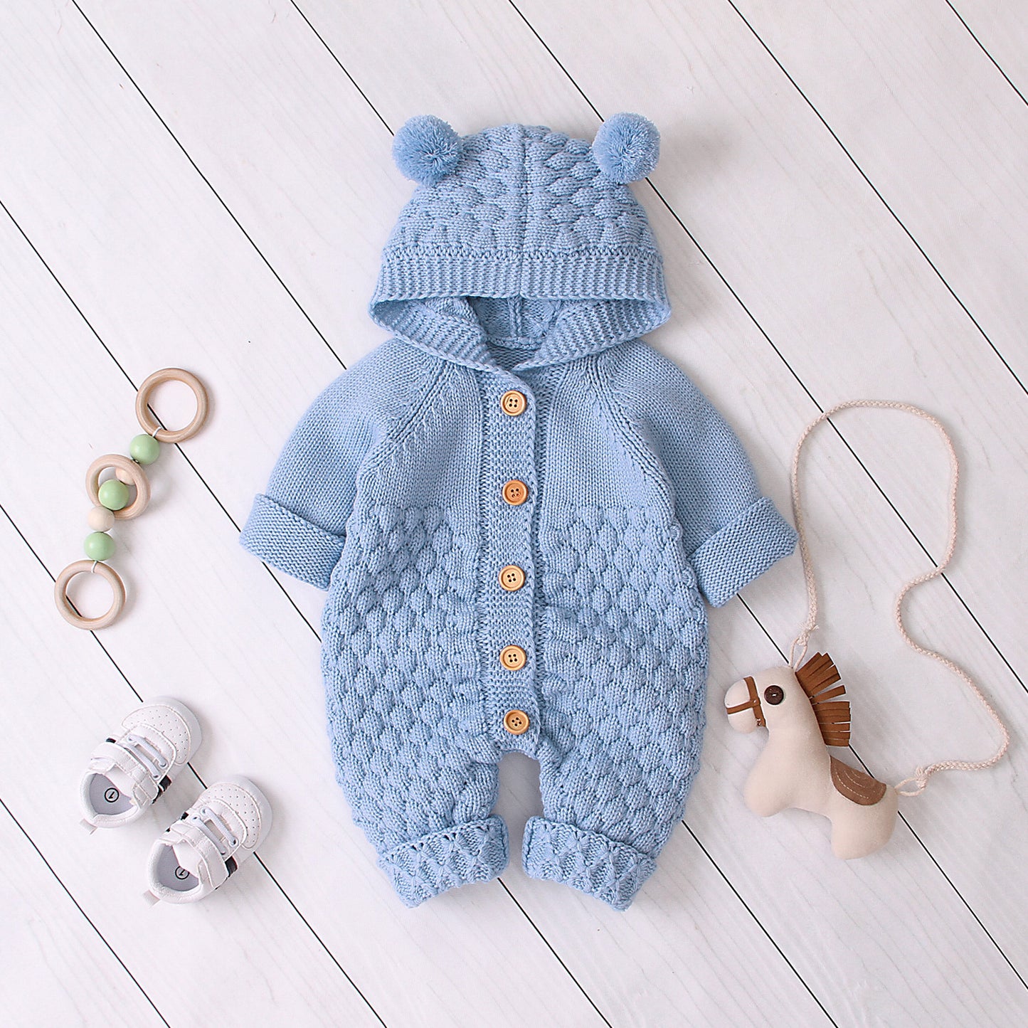 Combinaison-grenouillère bébé à capuche tricotée et boutonnée
