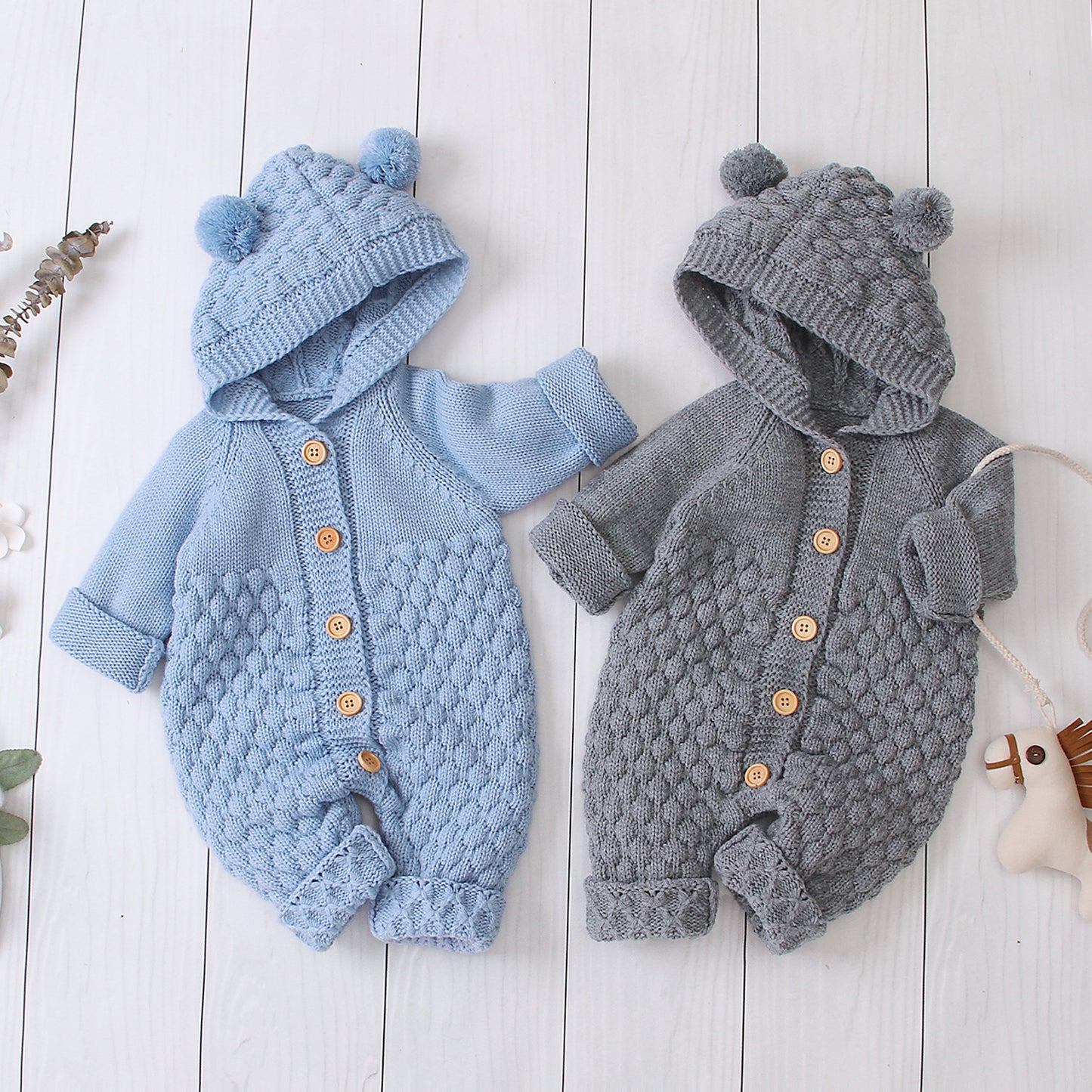 Combinaison-grenouillère bébé à capuche tricotée et boutonnée