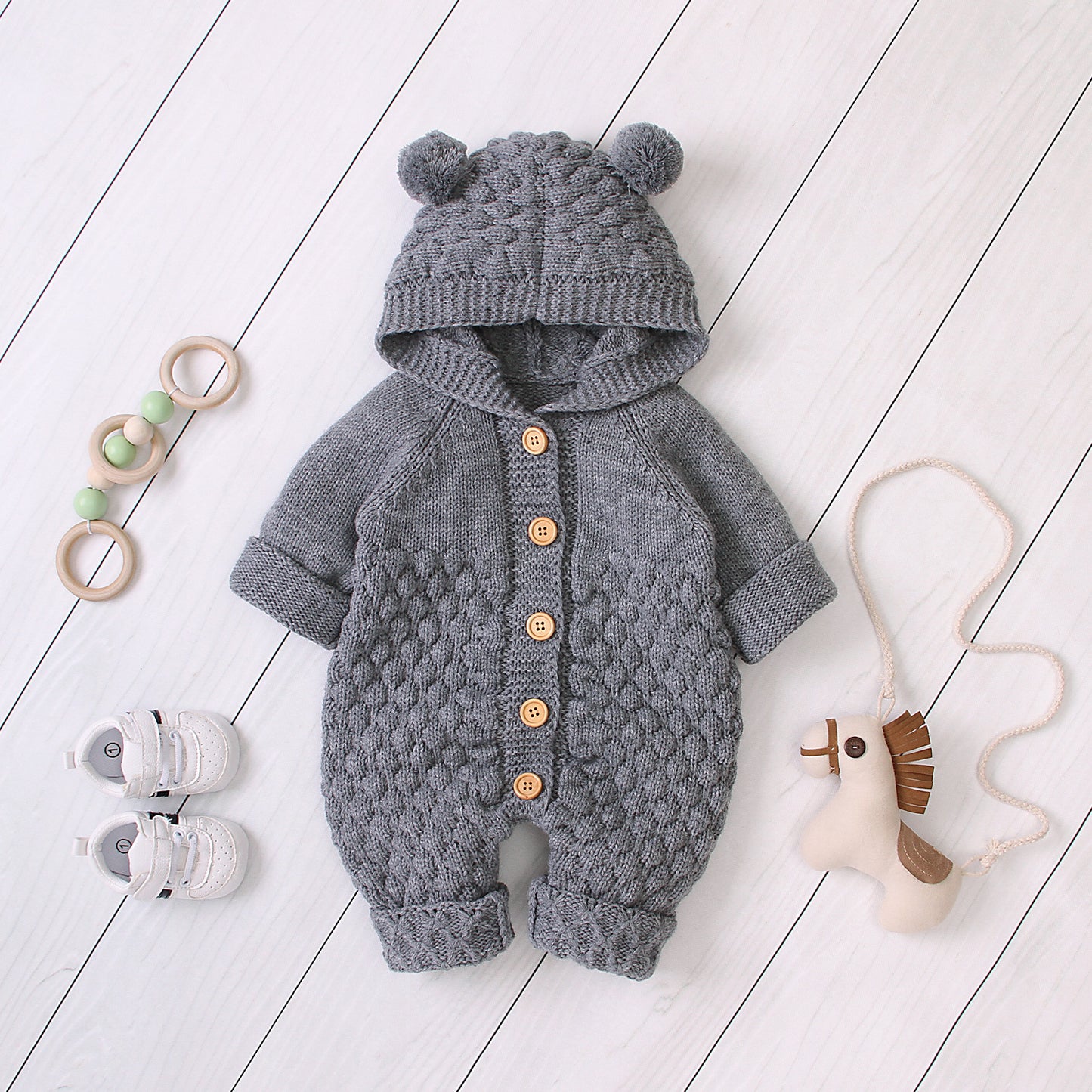 Combinaison-grenouillère bébé à capuche tricotée et boutonnée